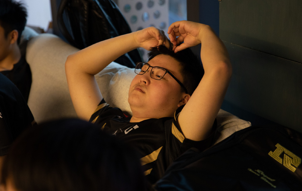 体育赛事-Uzi焦点对战，库里与80激战加拿大队分钟，比赛局势复杂胜负难料！赛场气氛高涨的简单介绍-体育赛事